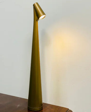 Giraffe Sculpting Reading Table Lamp (One Piece)